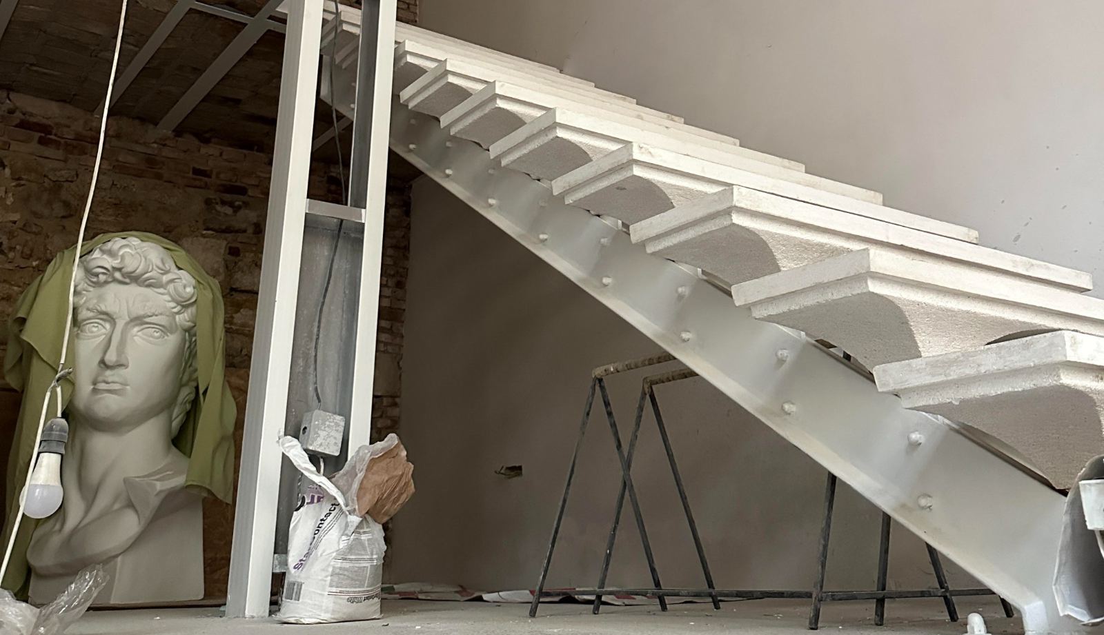 Cement-cast staircase, custom-designed mold