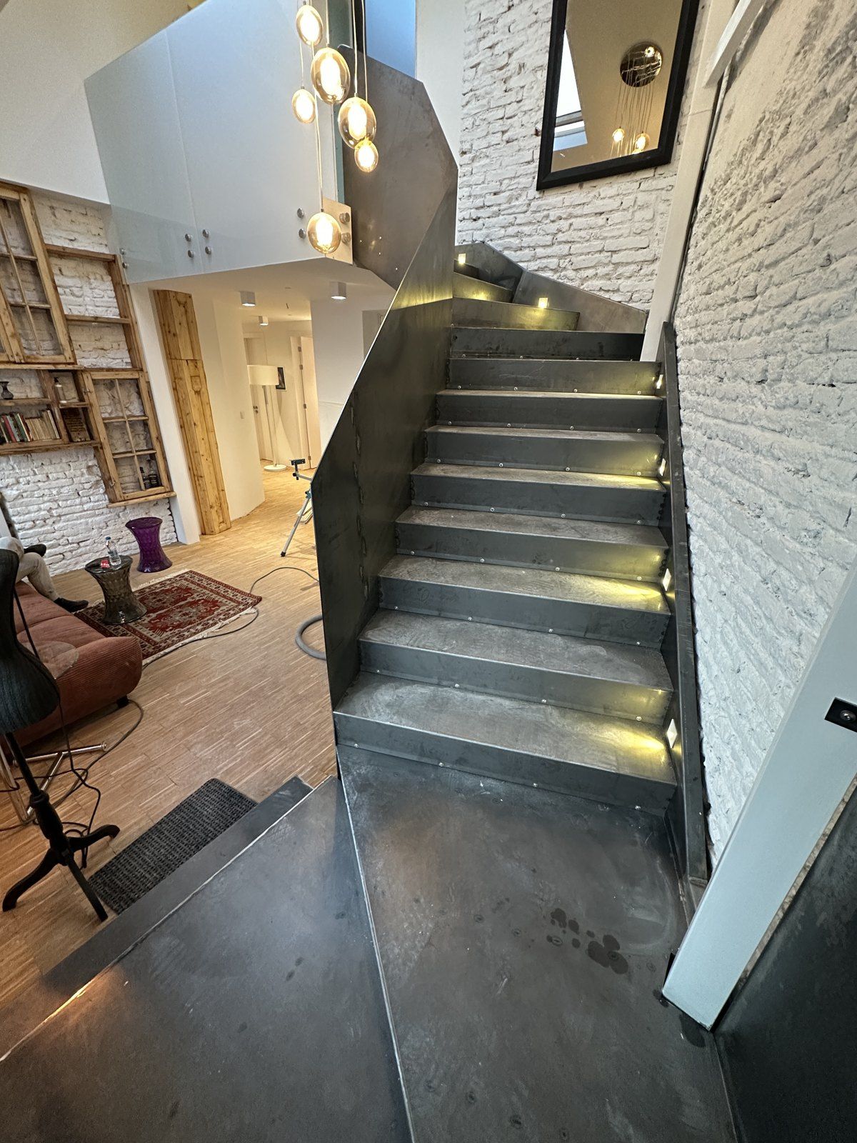 Folded staircase with integrated step lighting